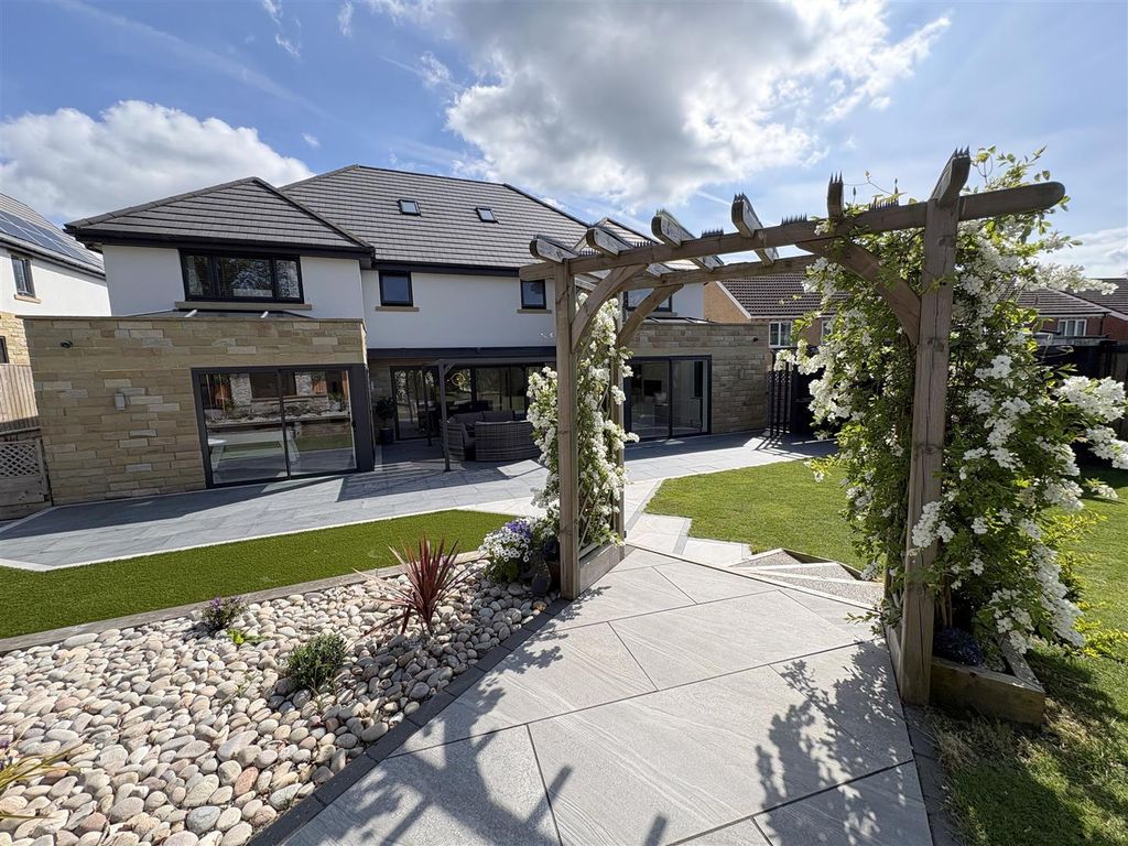 Property photo 2 of 40 Gardens