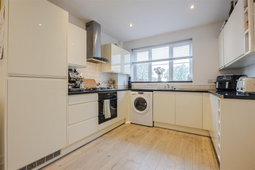 Property photo 2 of 18 Kitchen