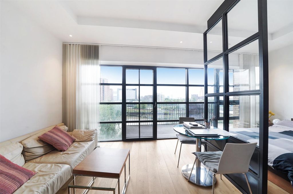 Property photo 3 of 19 Flat 404, Amelia House - Rnykw9Iybrbirg3E0Cpo.Jpg