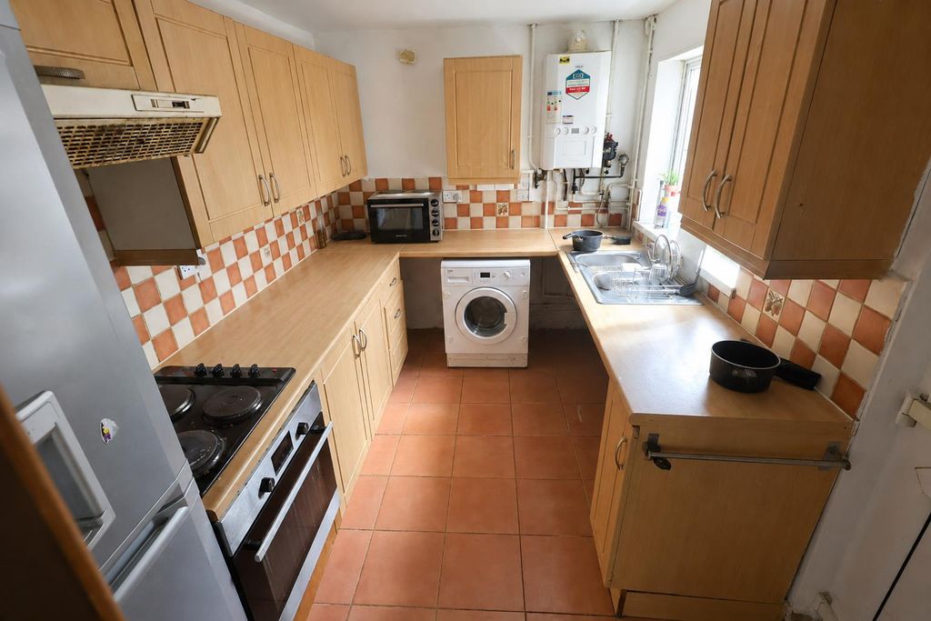 Property photo 2 of 7 Kitchen