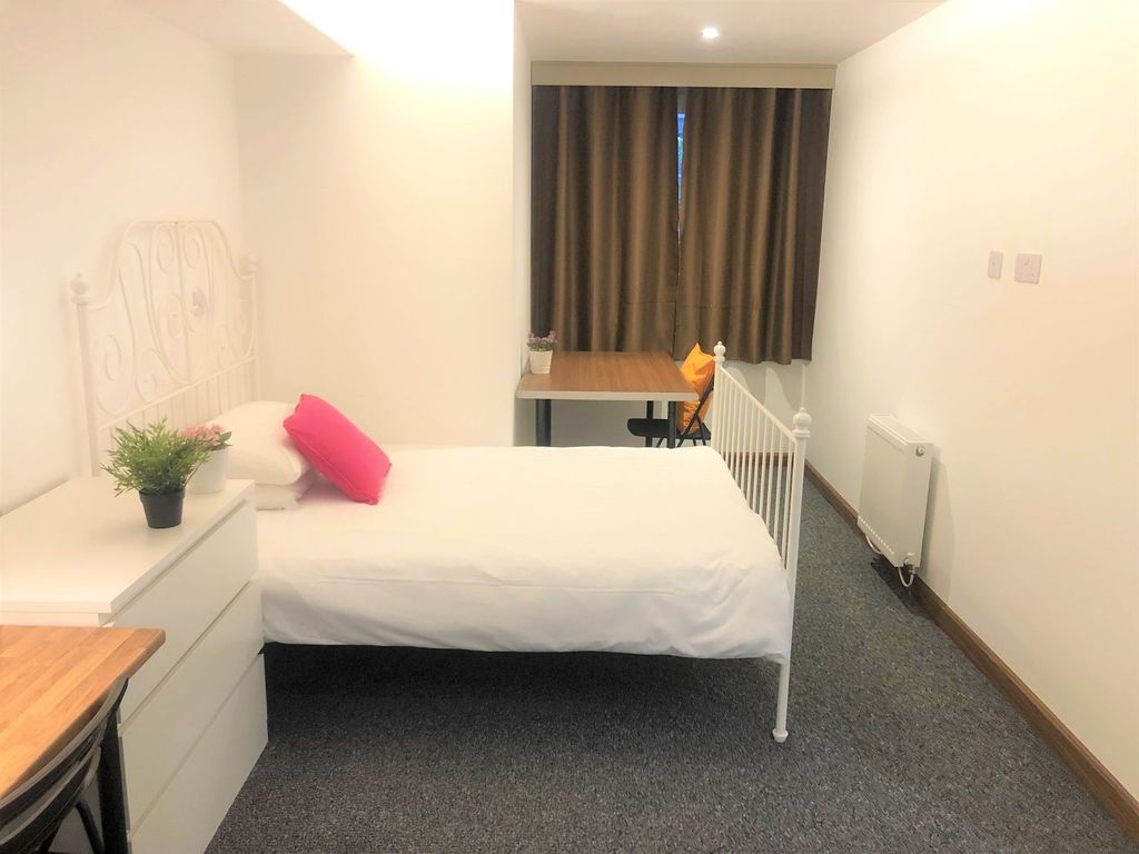 Property photo 3 of 7 A Bright And Tidy Single Bedroom Featuring A White...