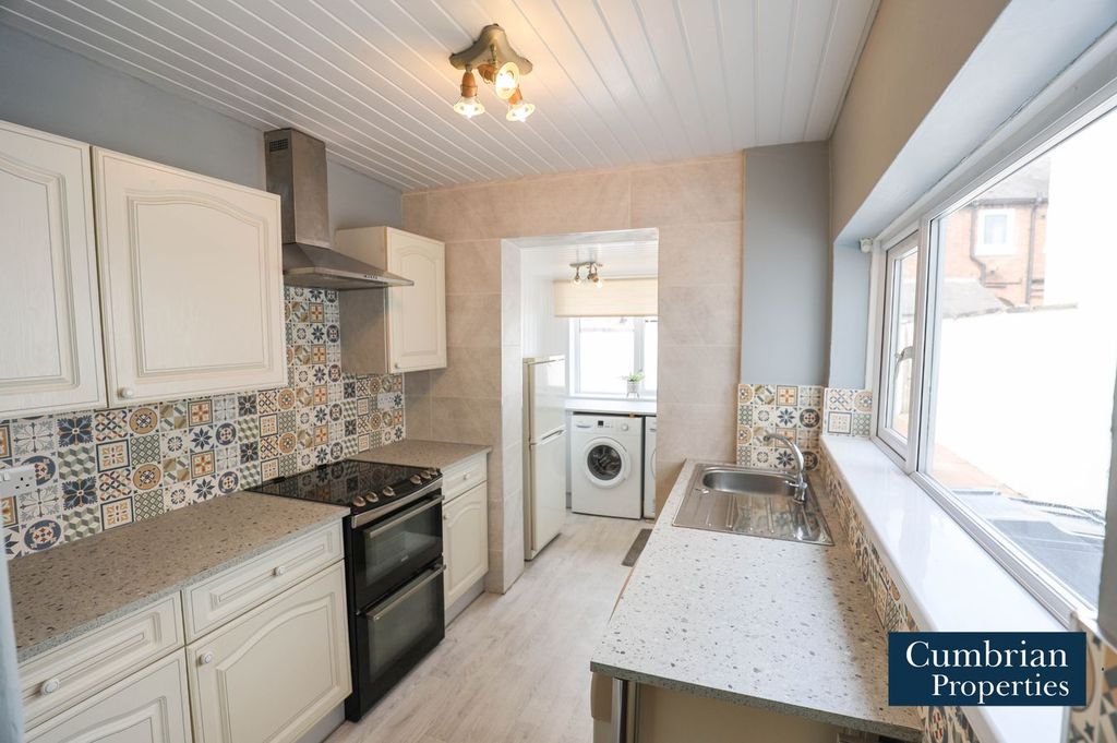 Property photo 2 of 11 Kitchen