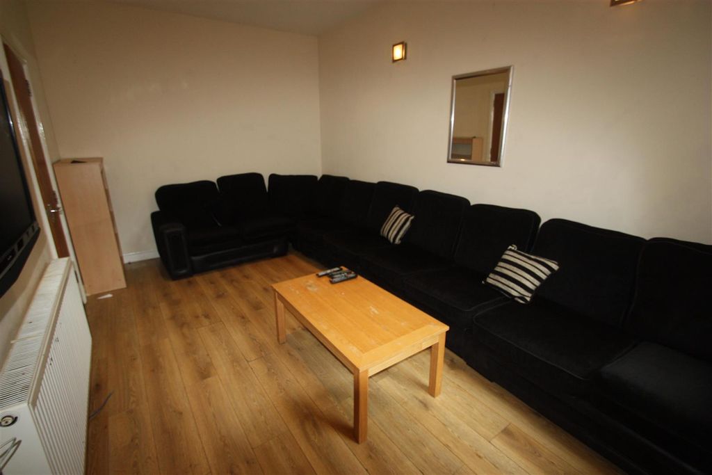 Property photo 1 of 7 Living Room