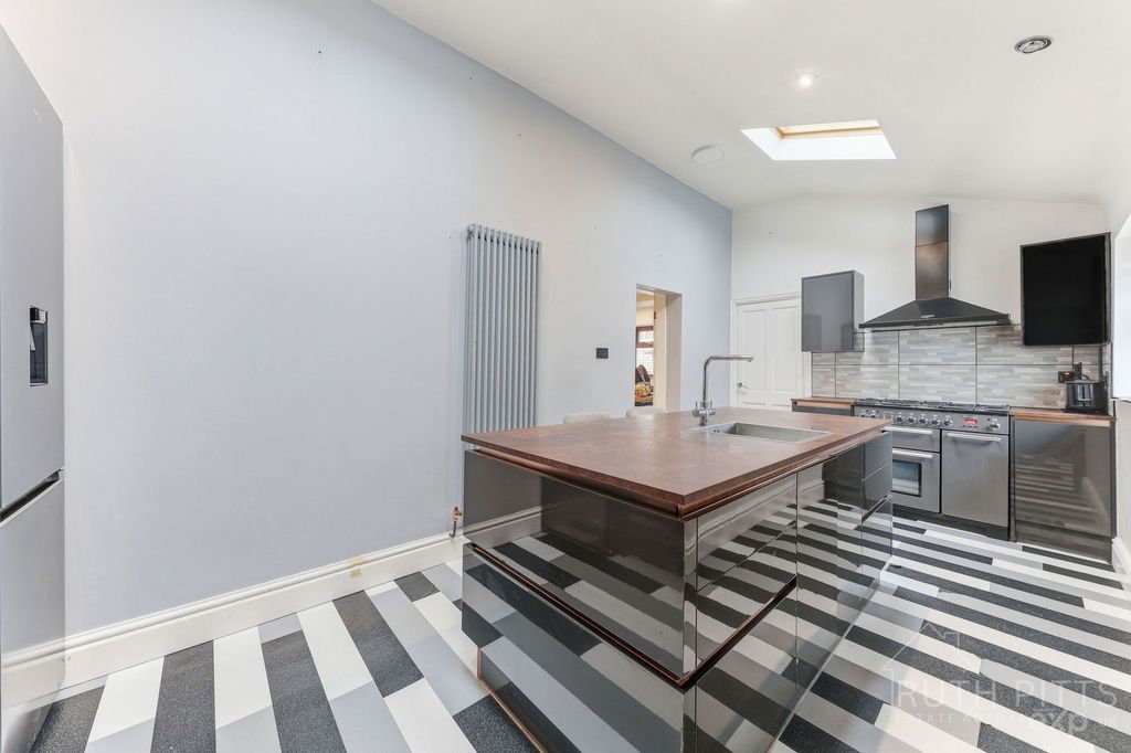 Property photo 3 of 25