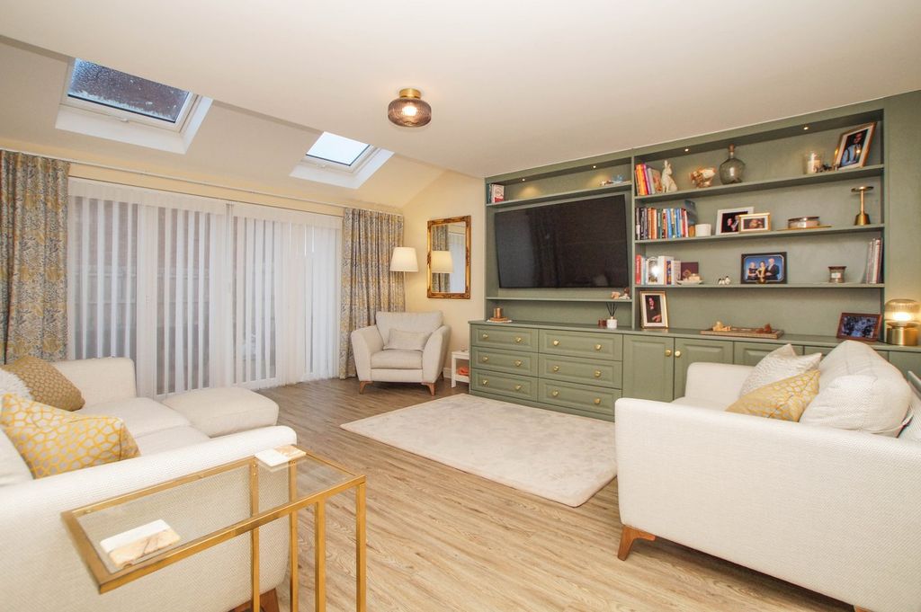 Property photo 2 of 25 Lounge