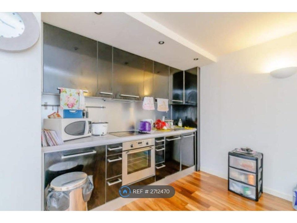 Property photo 3 of 10 Kitchen