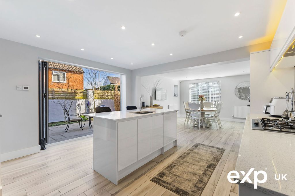 Property photo 2 of 31