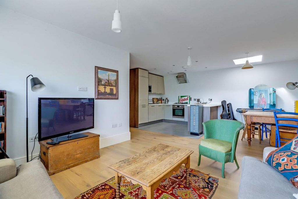 Property photo 1 of 13 11-F44Ajhpropworld - Flat 9, 2-4 Trewsbiry Road -3