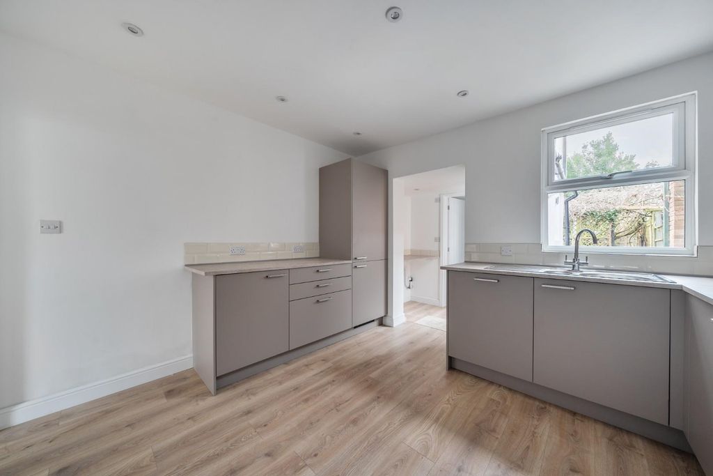 Property photo 2 of 17 1409878-16-6989Bc64Bed85.Jpg