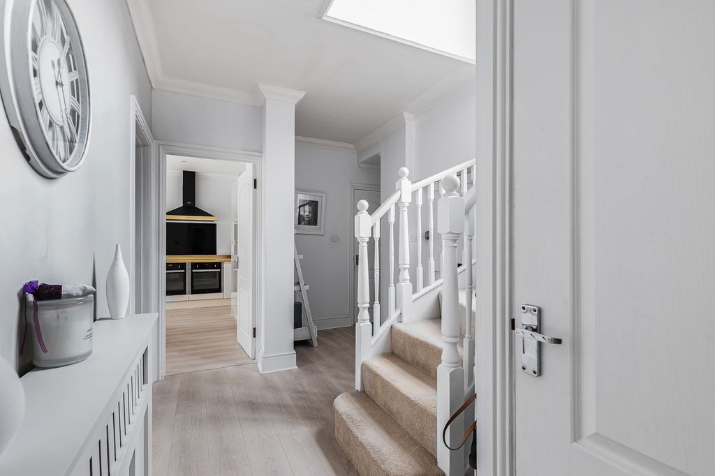 Property photo 2 of 32