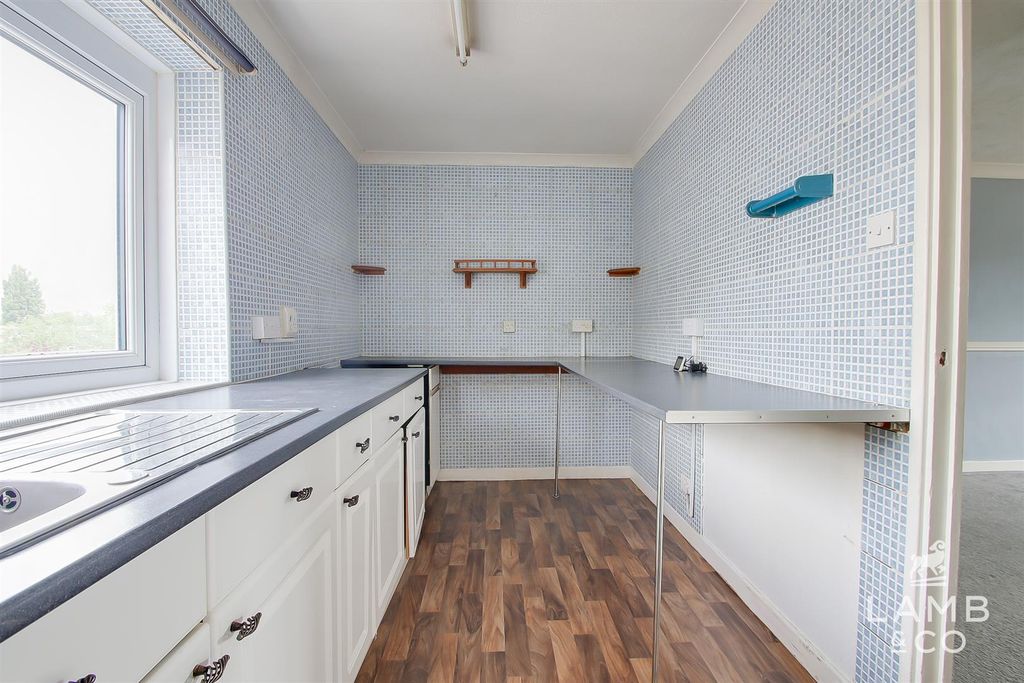 Property photo 3 of 7 Kitchen