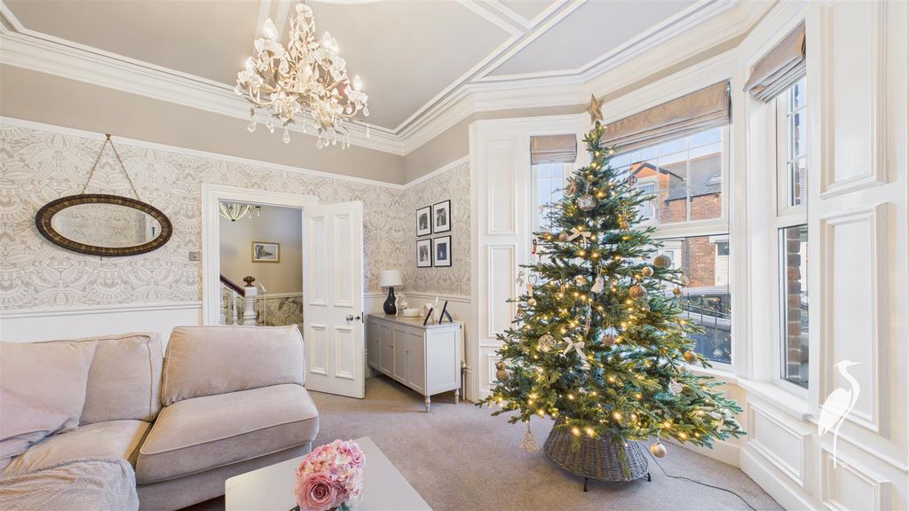 Property photo 3 of 22 Lounge