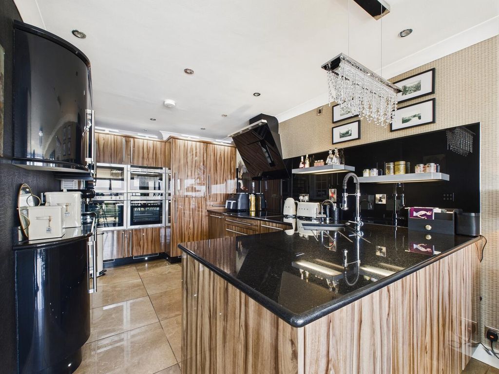 Property photo 3 of 28 Kitchen