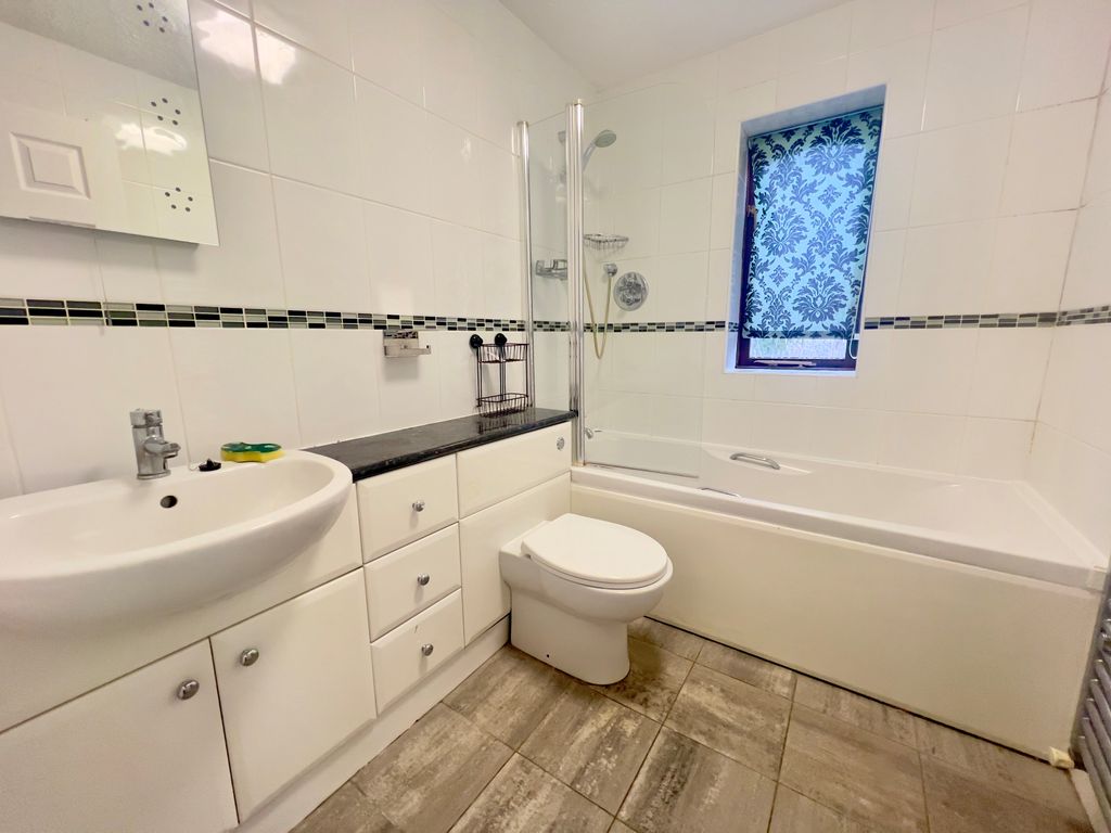 Property photo 2 of 11 Bathroomclove