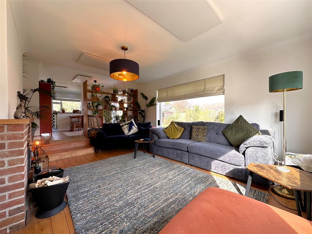 Property photo 2 of 27 Dual-Aspect Living Room 614