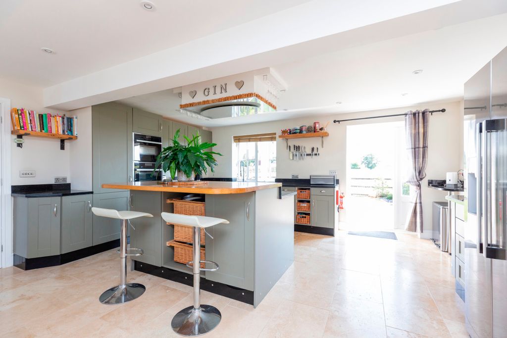 Property photo 2 of 26