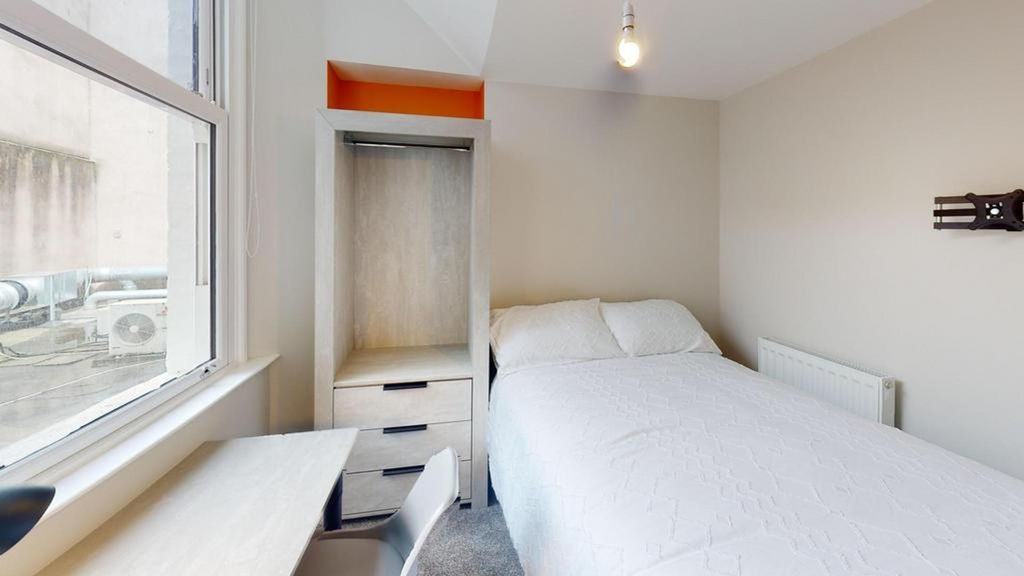 Property photo 3 of 11 A Bright And Tidy Double Bedroom Featuring A Comfo...