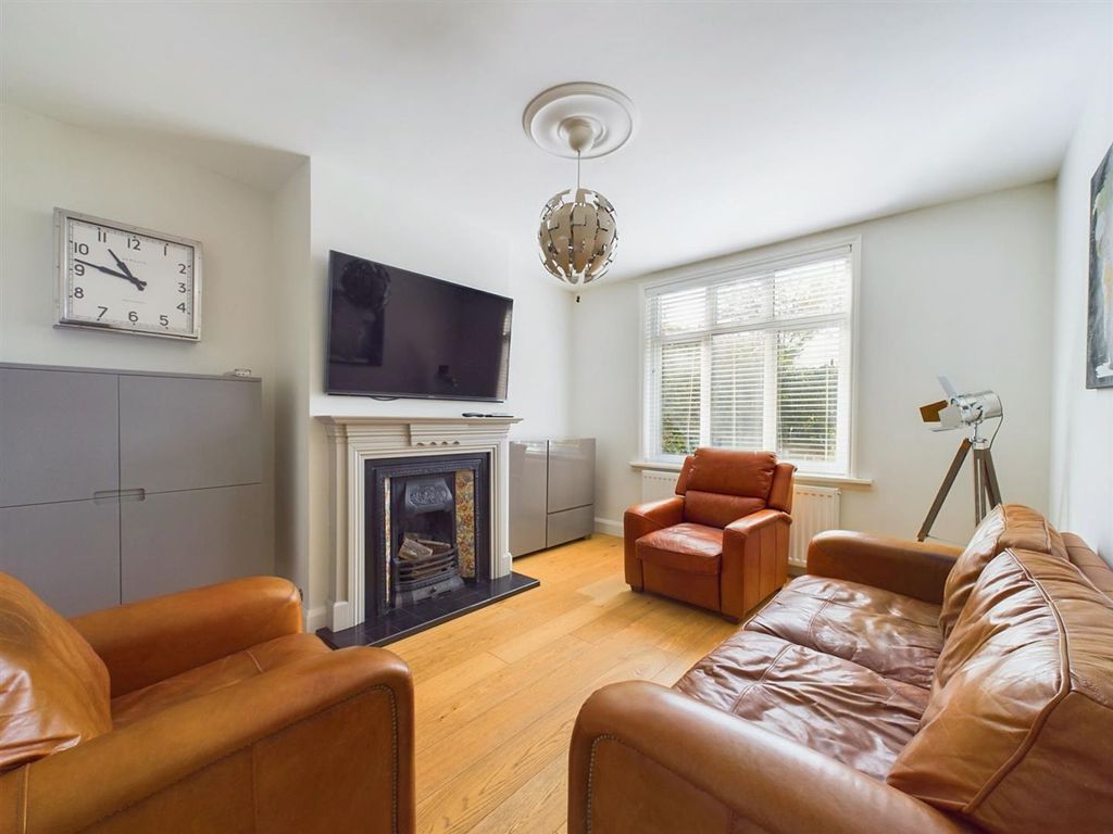 Property photo 1 of 21 Lounge