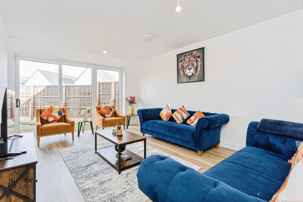 Property photo 3 of 24 Pbox-Img.Jpg