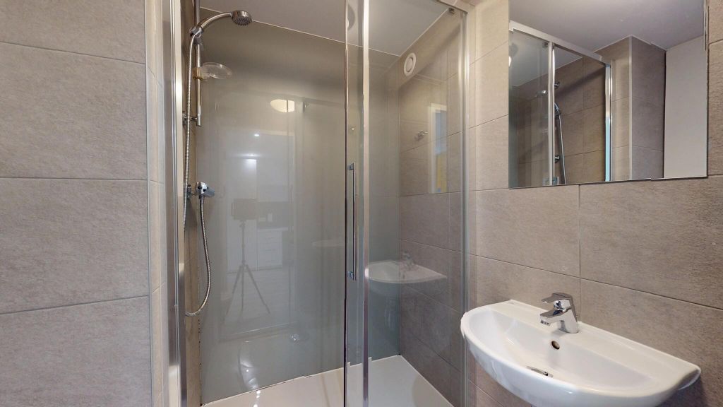 Property photo 3 of 21 Bathroom