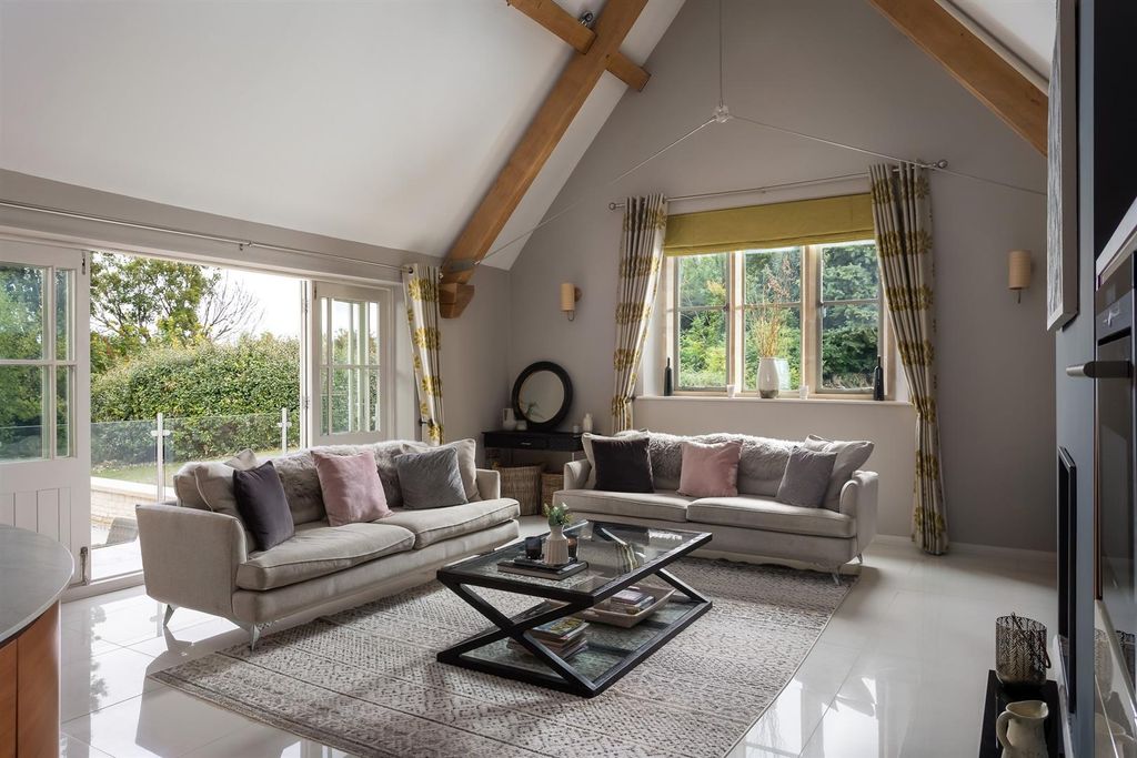 Property photo 2 of 35 19 - Highfield House - Gl54 4Aa - Web.Jpg
