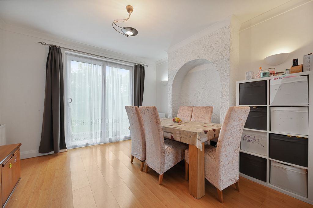 Property photo 3 of 11 5