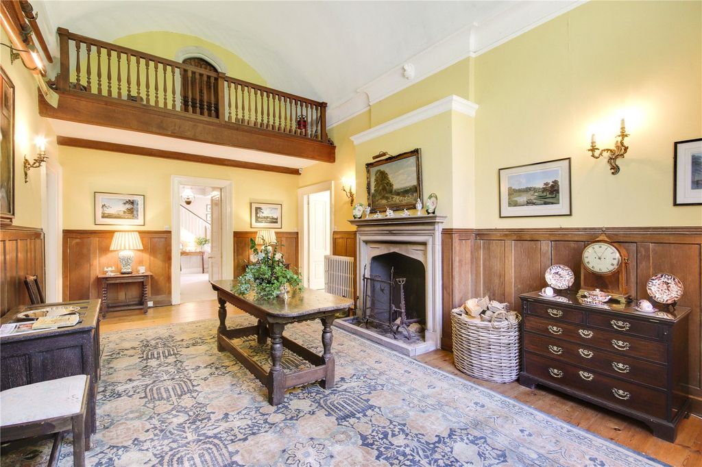 Property photo 3 of 28 Entrance Hall