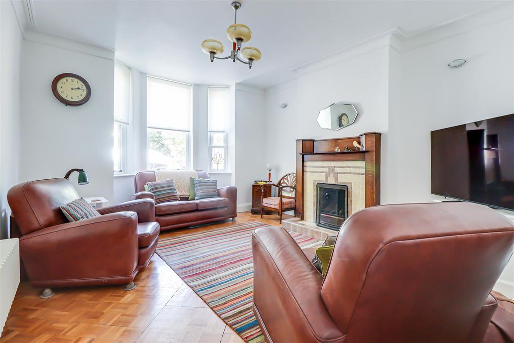 Property photo 3 of 34