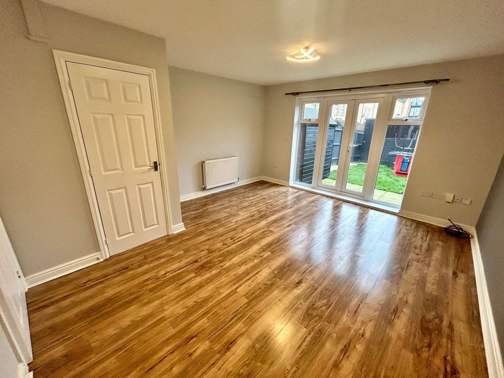 Property photo 2 of 12 Lounge