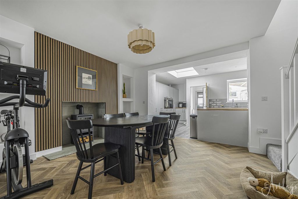 Property photo 3 of 23 Dining Area