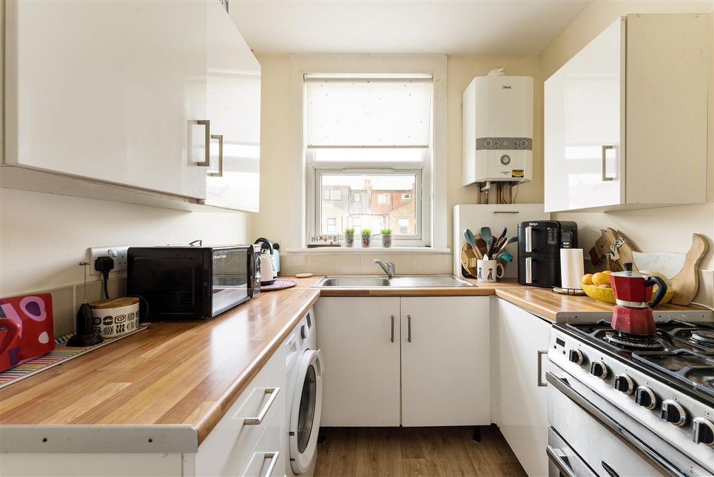 Property photo 3 of 28 Scotts Road, E10