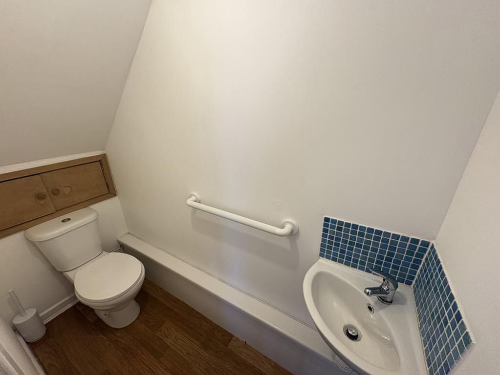 Property photo 2 of 11 Cloakroom