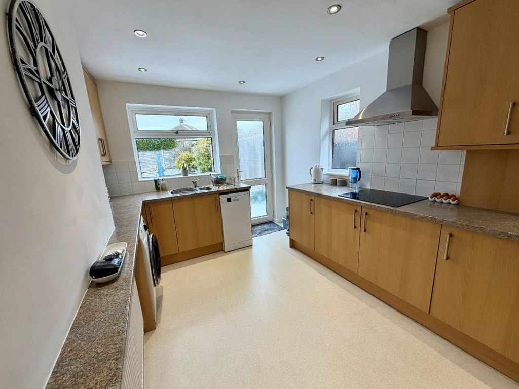 Property photo 3 of 19 Kitchen