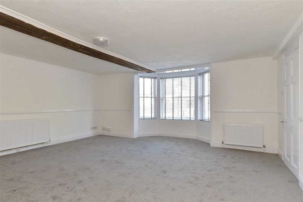 Property photo 3 of 16 Lounge