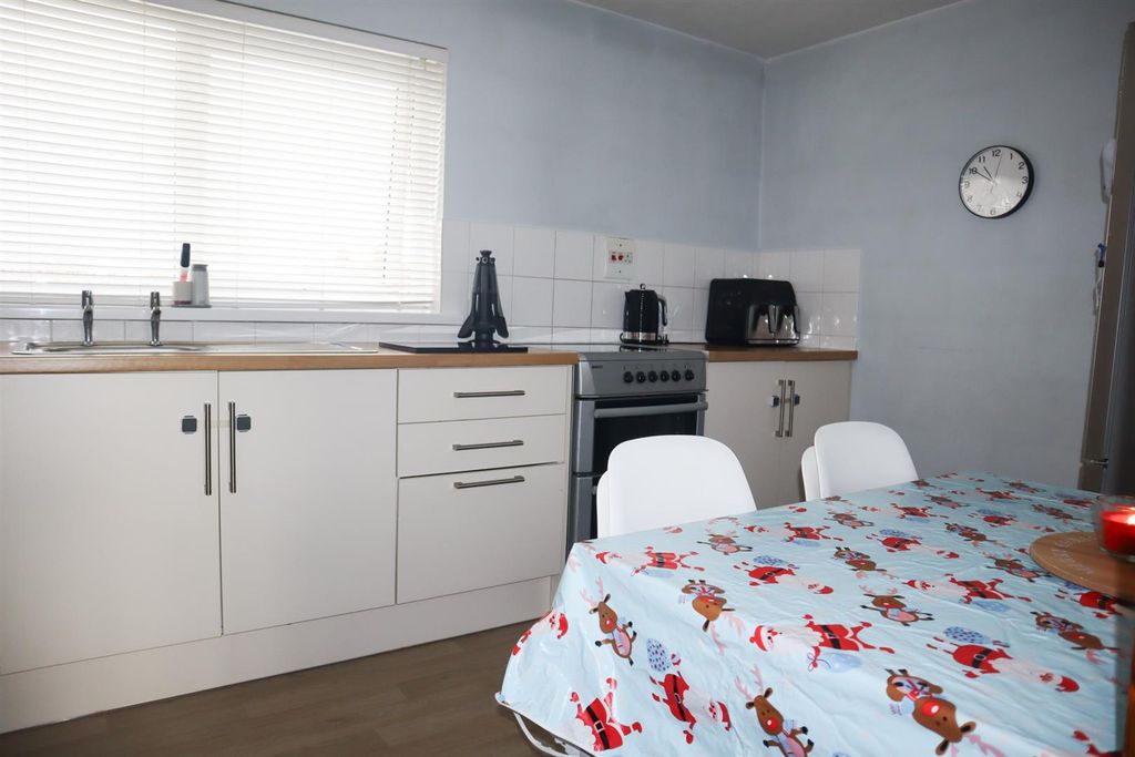 Property photo 3 of 10 Kitchen