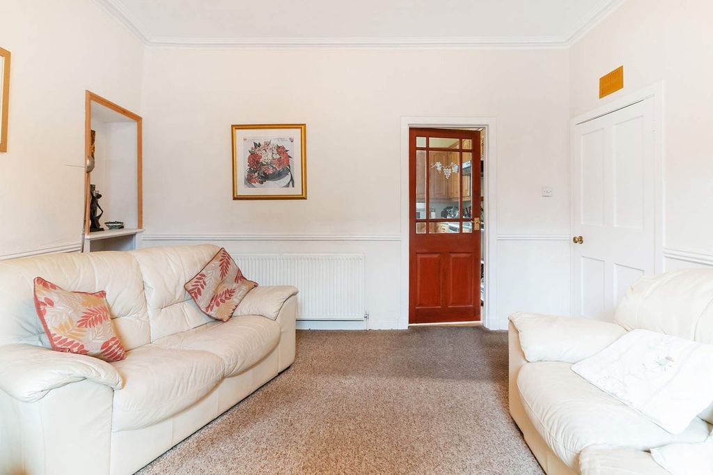 Property photo 3 of 16 Lounge