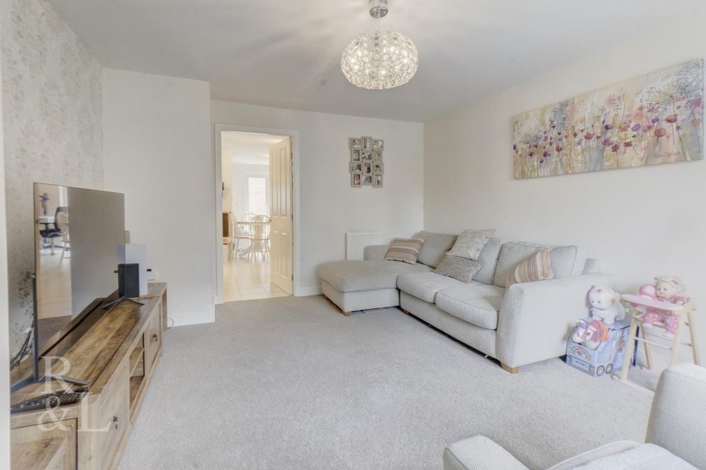 Property photo 3 of 21 Ashford Way
