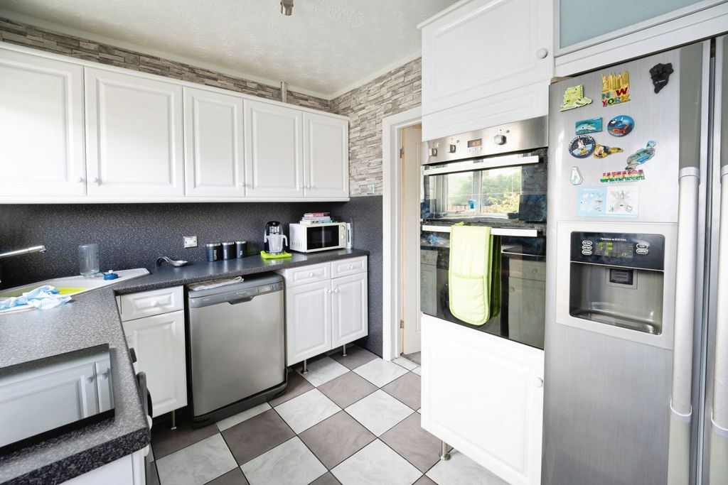 Property photo 3 of 19 Kitchen