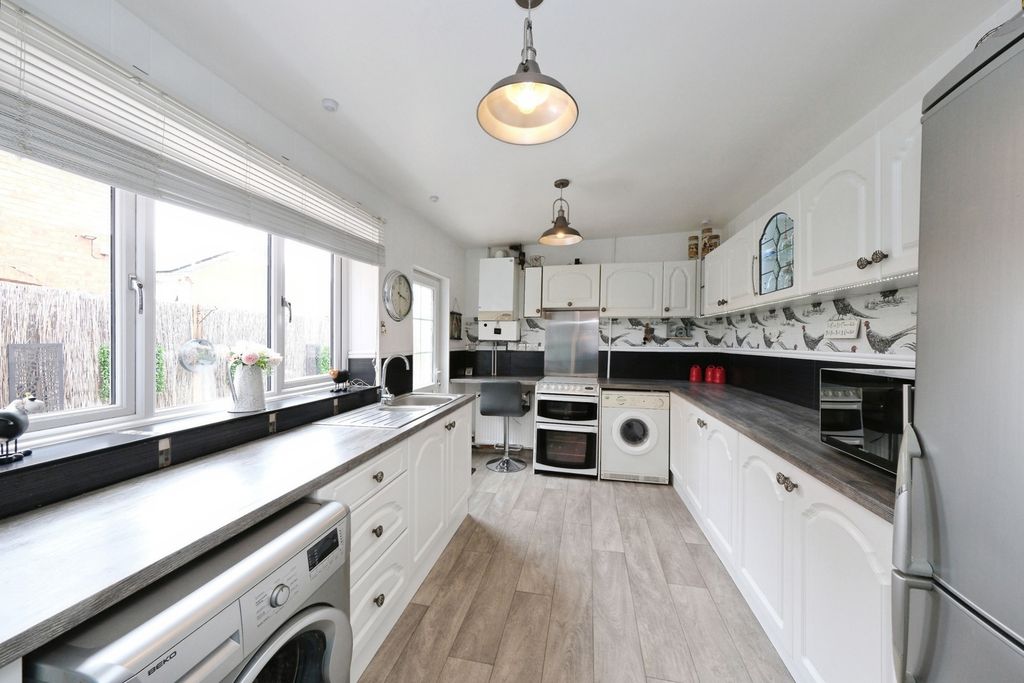 Property photo 3 of 17 Kitchen