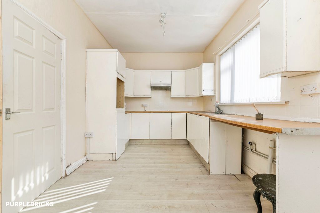 Property photo 3 of 20 Kitchen
