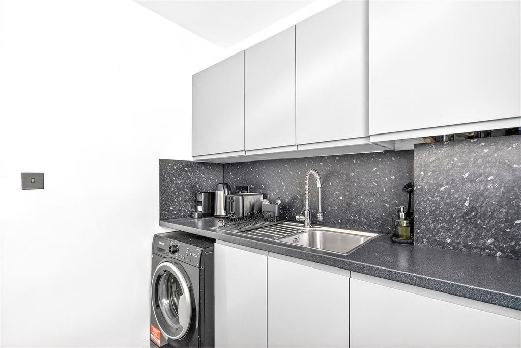 Property photo 3 of 14 Kitchen