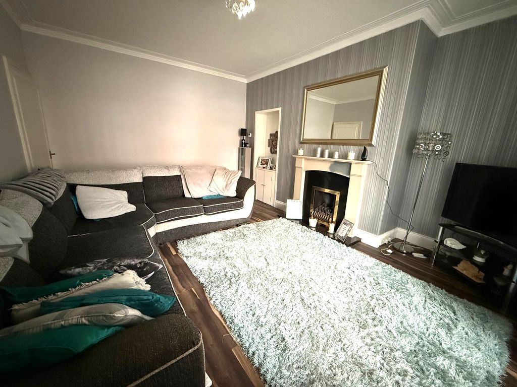 Property photo 3 of 8 Lounge