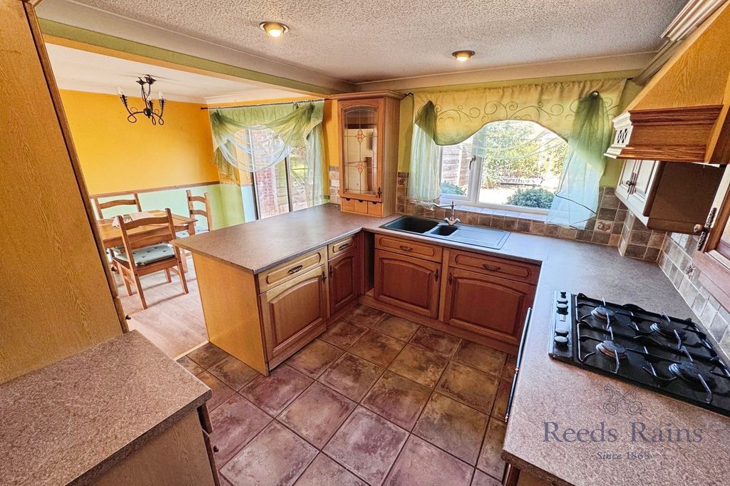 Property photo 2 of 17 Kitchen