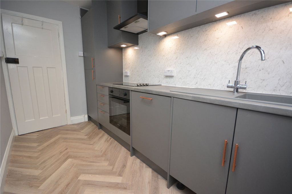 Property photo 3 of 8 Kitchen