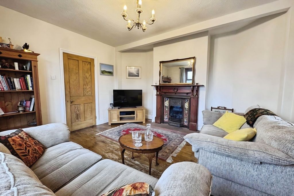 Property photo 3 of 23 Lounge