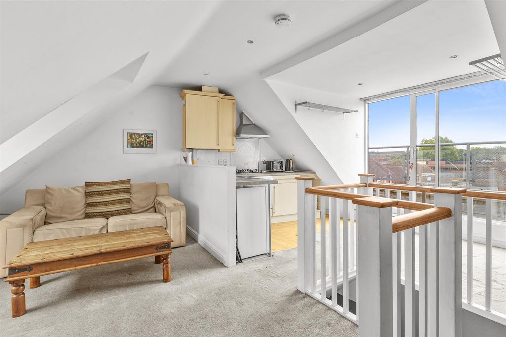 Property photo 2 of 12 6 Kings Court, Easton Street, Hp11 1Na-5.Jpg