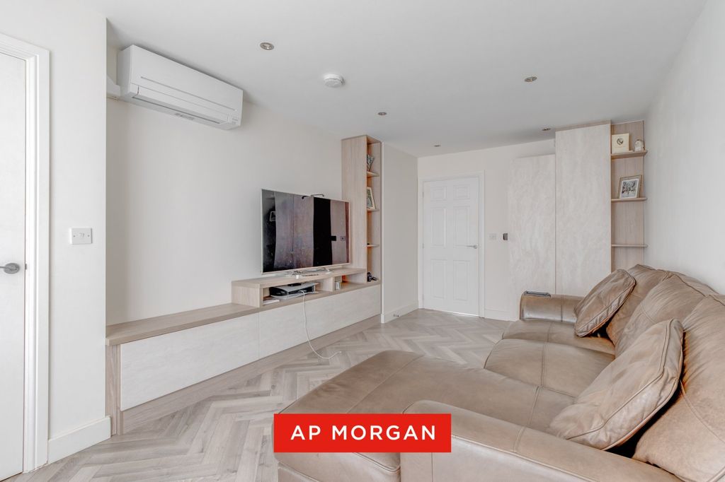 Property photo 3 of 14 Picture No. 12