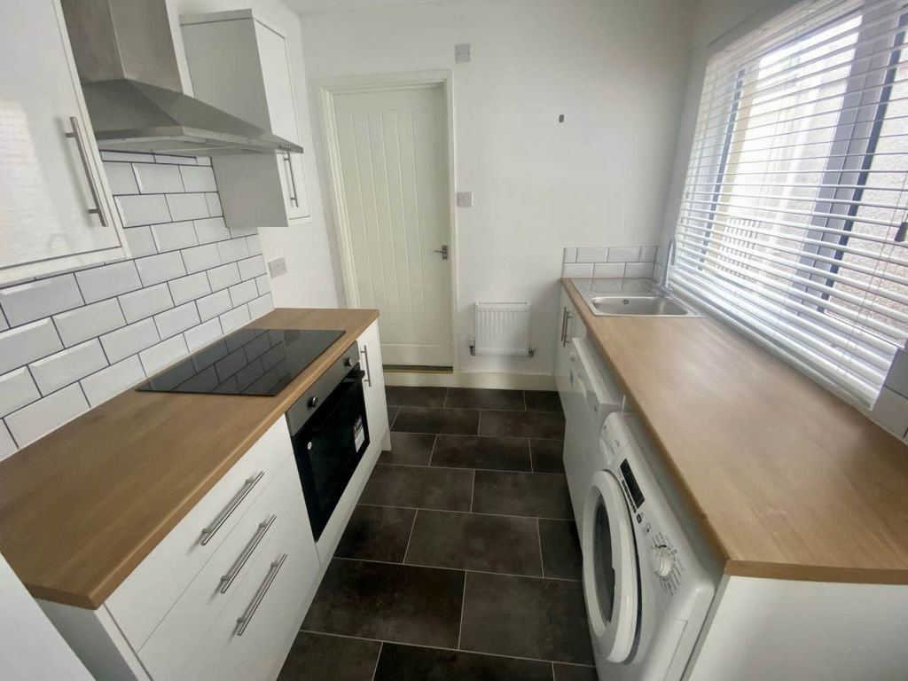 Property photo 3 of 12 Kitchen 1