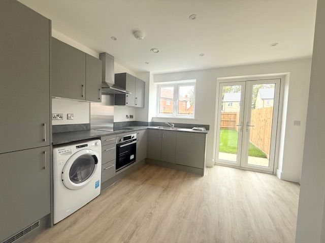 Property photo 3 of 10 Kitchen