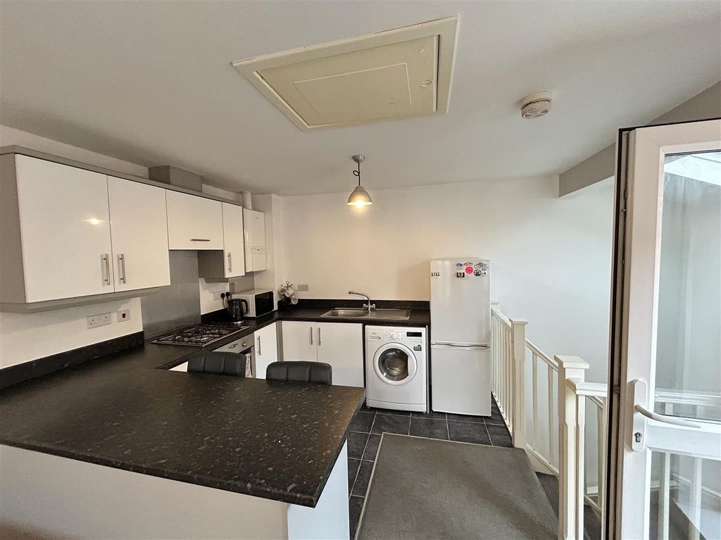 Property photo 3 of 11 Kitchen